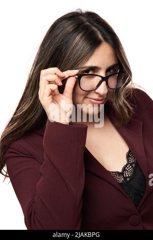 Nahaufnahme einer glücklich lächelnden indischen Geschäftsfrau isoliert auf weißem Hintergrund Stockfoto