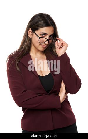 Nahaufnahme einer glücklich lächelnden indischen Geschäftsfrau isoliert auf weißem Hintergrund Stockfoto