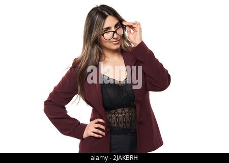 Nahaufnahme einer glücklich lächelnden indischen Geschäftsfrau isoliert auf weißem Hintergrund Stockfoto