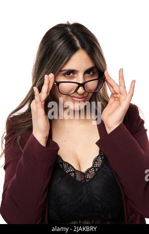 Nahaufnahme einer glücklich lächelnden indischen Geschäftsfrau isoliert auf weißem Hintergrund Stockfoto