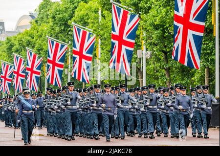 London, Großbritannien. 31 Mai 2022. Das RAF-Regiment und andere RAF-Einheiten, die die Mall passieren - Eine letzte, dämmerliche, Generalprobe für den militärischen Teil des Platinum Jubilee Pageant (PJP), der am Sonntag, dem 5. Juni stattfindet. Die Parade, die von der privaten ‘Pageant Company' entworfen wurde, besteht aus einer Reihe von ‘Acts', Davon ist zuerst das Militärkontingent, gefolgt von einer großen zivilen Prozession. Ersteres besteht aus berittenen Truppen, marschierenden Abteilungen und Bands von bis zu 1800 Militärs, darunter ausländische und Commonwealth-Abteilungen von Einheiten mit einer besonderen Verbindung zur Königin HM. Vorbereitungen für den Zele Stockfoto