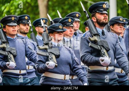 London, Großbritannien. 31 Mai 2022. Das RAF-Regiment und andere RAF-Einheiten, die die Mall passieren - Eine letzte, dämmerliche, Generalprobe für den militärischen Teil des Platinum Jubilee Pageant (PJP), der am Sonntag, dem 5. Juni stattfindet. Die Parade, die von der privaten ‘Pageant Company' entworfen wurde, besteht aus einer Reihe von ‘Acts', Davon ist zuerst das Militärkontingent, gefolgt von einer großen zivilen Prozession. Ersteres besteht aus berittenen Truppen, marschierenden Abteilungen und Bands von bis zu 1800 Militärs, darunter ausländische und Commonwealth-Abteilungen von Einheiten mit einer besonderen Verbindung zur Königin HM. Vorbereitungen für den Zele Stockfoto