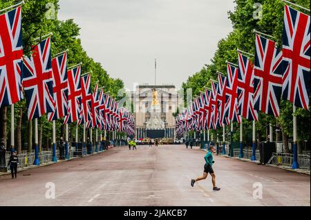 London, Großbritannien. 31 Mai 2022. Union Jacks säumen das Einkaufszentrum, während Läufer wieder durchfahren dürfen - Eine letzte, dämmerliche Probe für den militärischen Teil der Platinum Jubilee Pageant (PJP), die am Sonntag, dem 5. Juni stattfindet. Die Parade, die von der privaten ‘Pageant Company' entworfen wurde, besteht aus einer Reihe von ‘Acts', Davon ist zuerst das Militärkontingent, gefolgt von einer großen zivilen Prozession. Ersteres besteht aus berittenen Truppen, marschierenden Abteilungen und Bands von bis zu 1800 Militärs, darunter ausländische und Commonwealth-Abteilungen von Einheiten mit einer besonderen Verbindung zur Königin HM. Vorbereitungen für die CEL Stockfoto