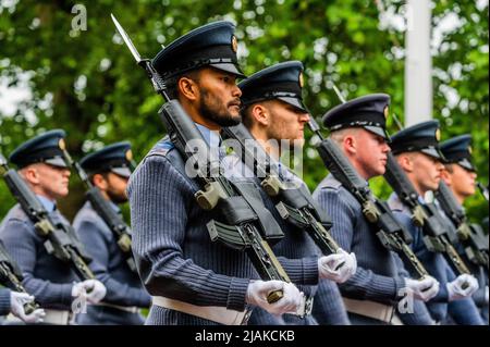 London, Großbritannien. 31 Mai 2022. Das RAF-Regiment und andere RAF-Einheiten, die die Mall passieren - Eine letzte, dämmerliche, Generalprobe für den militärischen Teil des Platinum Jubilee Pageant (PJP), der am Sonntag, dem 5. Juni stattfindet. Die Parade, die von der privaten ‘Pageant Company' entworfen wurde, besteht aus einer Reihe von ‘Acts', Davon ist zuerst das Militärkontingent, gefolgt von einer großen zivilen Prozession. Ersteres besteht aus berittenen Truppen, marschierenden Abteilungen und Bands von bis zu 1800 Militärs, darunter ausländische und Commonwealth-Abteilungen von Einheiten mit einer besonderen Verbindung zur Königin HM. Vorbereitungen für den Zele Stockfoto