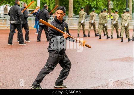 London, Großbritannien. 31 Mai 2022. Commonwealth-Einheiten, die die Mall passieren - Eine Abschlussprobe für den militärischen Teil der Platinum Jubilee Pageant (PJP), die am Sonntag, dem 5. Juni stattfindet. Die Parade, die von der privaten ‘‘Pageant Company' entworfen wurde, besteht aus einer Reihe von „Handlungen“, von denen das militärische Kontingent an erster Stelle steht, Gefolgt von einer großen zivilen Prozession. Ersteres besteht aus berittenen Truppen, marschierenden Abteilungen und Bands von bis zu 1800 Militärs, darunter ausländische und Commonwealth-Abteilungen von Einheiten mit einer besonderen Verbindung zur Königin HM. Vorbereitungen für die Feier der Pla Stockfoto