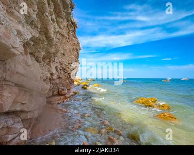 Seascape Mountain Conero Nationalpark, Blick auf den Sassi Neri Strand - schwarzer Steinstrand, Adriaküste, Sirolo, Marken, Italien, Europa Stockfoto