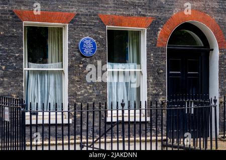 Blaue Gedenktafel für George Orwell und Sir Stephen Spender, die für das Horizon Magazine an diesem Ort in der 2 Lansdowne Terrace London WC1 geschrieben haben Stockfoto