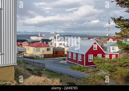 Stykkisholmur, Island, 3. Mai 2022: Straßenszene mit bunten Häusern mit Dächern und Fassaden aus Holz und Wellblech Stockfoto