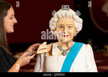 REDAKTIONELLE VERWENDUNG NUR Baker Lara Mason of Cake Anything enthüllt im Buzz Bingo Kingsbury Road, Birmingham, einen lebensgroßen Kuchen von Queen Elizabeth II, den sie anlässlich des Platinum Jubilee kreiert hat. Ausgabedatum: Dienstag, 31. Mai 2022. Die mit 400 Eiern, 24kg Mehl und 24kg Butter gebackene, vollständig essbare, 5-Fuß-3 hohe Figur kann über 200 Personen bedienen und ist heute für Kunden, die den Bingoklub besuchen, kostenlos mit Tee und Kuchen verfügbar, die in allen anderen Buzz Bingo-Clubs im ganzen Land erhältlich sind. Der Bildnachweis sollte lauten: Fabio De Paola/PA Stockfoto