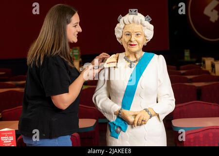 REDAKTIONELLE VERWENDUNG NUR Baker Lara Mason of Cake Anything enthüllt im Buzz Bingo Kingsbury Road, Birmingham, einen lebensgroßen Kuchen von Queen Elizabeth II, den sie anlässlich des Platinum Jubilee kreiert hat. Ausgabedatum: Dienstag, 31. Mai 2022. Die mit 400 Eiern, 24kg Mehl und 24kg Butter gebackene, vollständig essbare, 5-Fuß-3 hohe Figur kann über 200 Personen bedienen und ist heute für Kunden, die den Bingoklub besuchen, kostenlos mit Tee und Kuchen verfügbar, die in allen anderen Buzz Bingo-Clubs im ganzen Land erhältlich sind. Der Bildnachweis sollte lauten: Fabio De Paola/PA Stockfoto