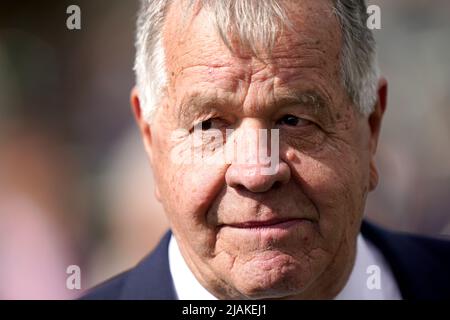 Aktenfoto vom 12-05-2022 von Trainer Sir Michael Stoute. Was auch immer das Schicksal des Cazoo Derby-Favoriten Desert Crown in der diesjährigen Epsom Classic - die in Erinnerung an Lester Piggott laufen wird - Kieren Fallon glaubt, dass Sir Michael Stoute's größte Trainingsleistung Kris Kin dazu gebracht hat, die Erneuerung 2003 zu gewinnen. Ausgabedatum: Dienstag, 31. Mai 2022. Stockfoto