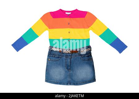 Mädchenbekleidung. Schöner süßer blauer Jeansrock für kleine Kinder und ein modischer Pullover oder Pullover in Regenbogenfarben auf weißem Hintergrund. Feder Stockfoto