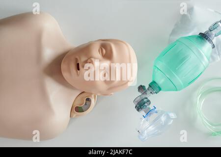 Hochwinkelige Ansicht des Trainingsdummy und der Sauerstoffmaske, die von Sanitätern verwendet wird Stockfoto