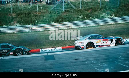 Funken unter Mercedes AMG GT3 beim 24h. Rennen Stockfoto