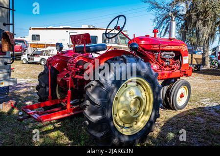 Fort Meade, FL - 23. Februar 2022: 1953 Cockshut Modell 20 Traktor auf lokaler Traktorenschau Stockfoto