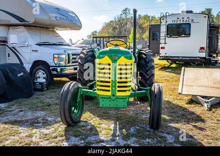 Fort Meade, FL - 23. Februar 2022: 1954 Oliver Super 55 Tractor bei der lokalen Traktorenschau Stockfoto