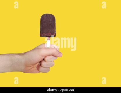 Schokoladeneis auf gelbem Hintergrund. Popsicle. Eskimo Stockfoto