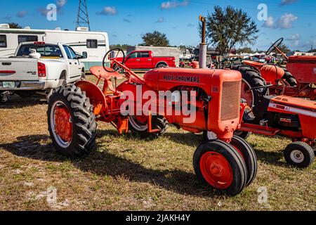 Fort Meade, FL - 23. Februar 2022: 1950 Allis-Chalmers Model CA auf der lokalen Traktorenschau Stockfoto