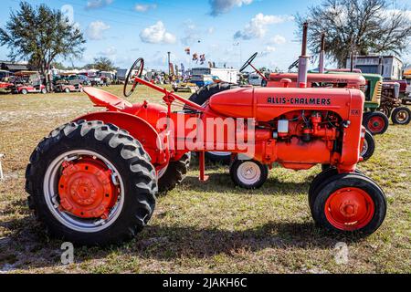 Fort Meade, FL - 23. Februar 2022: 1950 Allis-Chalmers Model CA auf der lokalen Traktorenschau Stockfoto