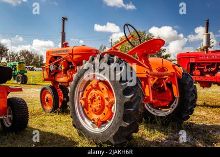 Fort Meade, FL - 23. Februar 2022: 1950 Allis-Chalmers Model CA auf der lokalen Traktorenschau Stockfoto