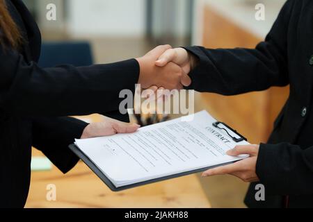 Immobilienmakler erklären Versicherung und Vereinbarung Vertrag dem Kunden vor Unterzeichnung Vertrag. Stockfoto