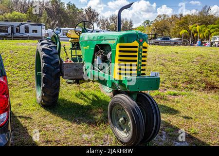 Fort Meade, FL - 23. Februar 2022: 1958 Oliver Super 77 Tractor bei der lokalen Traktorenschau Stockfoto