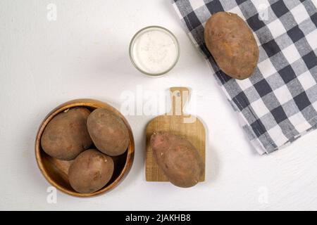 Kartoffelmilch in Glas und Kartoffel. Milchaustauschstoff auf pflanzlicher Basis und laktosefrei. Stockfoto