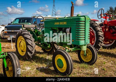 Fort Meade, FL – 23. Februar 2022: 1947 John Deere Model M auf der lokalen Traktorenmesse Stockfoto