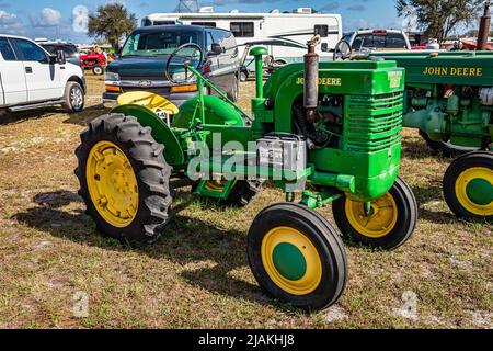 Fort Meade, FL - 23. Februar 2022: 1937 John Deere Modell LA auf der lokalen Traktor-Show Stockfoto