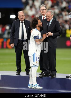 Der Präsident von Real Madrid, Florentino Perez, und Marcelo bei der Medaillenverleihung nach dem UEFA Champions League-Finale im Stade de France, Paris. Bilddatum: Samstag, 28. Mai 2022. Stockfoto