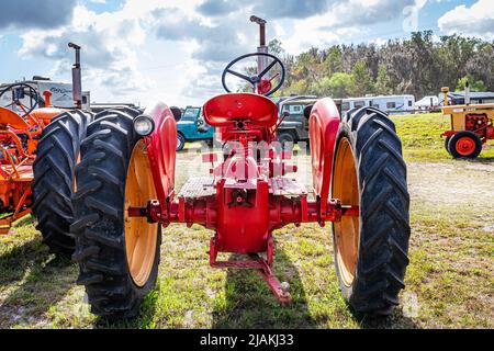 Fort Meade, FL - 23. Februar 2022: 1946 Massey Harris Model 30 auf der lokalen Traktorenschau Stockfoto