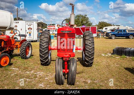 Fort Meade, FL - 23. Februar 2022: 1950 International Harvester McCormick Farmall Model M auf der lokalen Traktor-Show Stockfoto