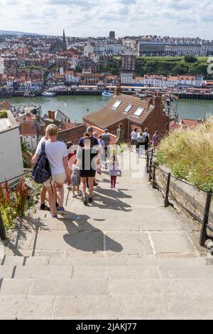 Blick auf einen Abschnitt der 199 Stufen zum Fluss Esk in Whitby, North Yorkshire, Großbritannien. Stockfoto