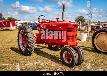 Fort Meade, FL - 23. Februar 2022: 1950 International Harvester McCormick Farmall Model M auf der lokalen Traktor-Show Stockfoto