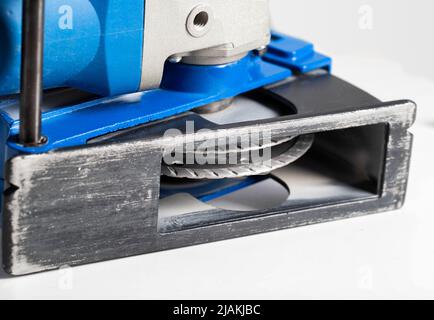 Leistungsstarker elektrischer Wandjäger zum Einbauen in Wänden. Bauwerkzeug Stockfoto