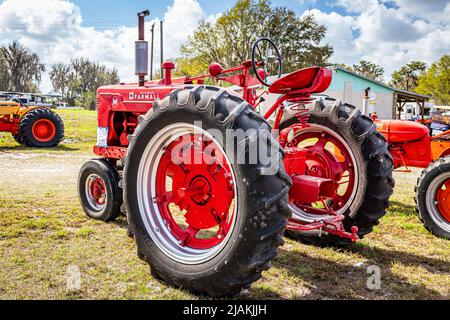 Fort Meade, FL - 23. Februar 2022: 1950 International Harvester McCormick Farmall Model M auf der lokalen Traktor-Show Stockfoto