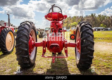 Fort Meade, FL - 23. Februar 2022: 1950 International Harvester McCormick Farmall Model M auf der lokalen Traktor-Show Stockfoto