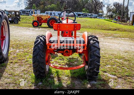 Fort Meade, FL - 23. Februar 2022: 1938 Allis-Chalmers Model B auf der lokalen Traktorenschau Stockfoto