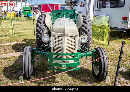 Fort Meade, FL - 23. Februar 2022: 1955 Massey Ferguson 35 Tractor bei der lokalen Traktorenschau Stockfoto