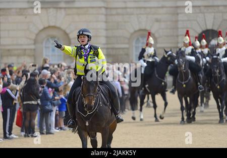 London, England, Großbritannien. Berittene Polizistin, die die Öffentlichkeit während des Wachwechsels bei der Parade der Pferdeharde lenkte Stockfoto