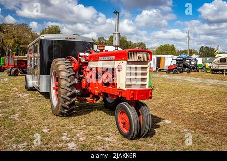 Fort Meade, FL - 23. Februar 2022: 1958 Farmall 560 Diesel Tractor bei der lokalen Traktorenschau Stockfoto
