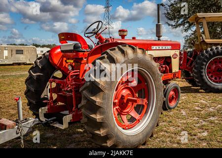 Fort Meade, FL - 23. Februar 2022: 1958 Farmall 560 Diesel Tractor bei der lokalen Traktorenschau Stockfoto