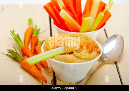 frischen Hummus-Dip mit Karotten und Sellerie arabische mittlere Eastent gesunde Rohkost Stockfoto