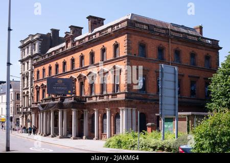 Das Gebäude ist im Laufe der Jahre eine Reihe von Dingen gewesen und, so die Werbetafel, steht kurz vor der Umwandlung in Luxus-Apartments. Stockfoto