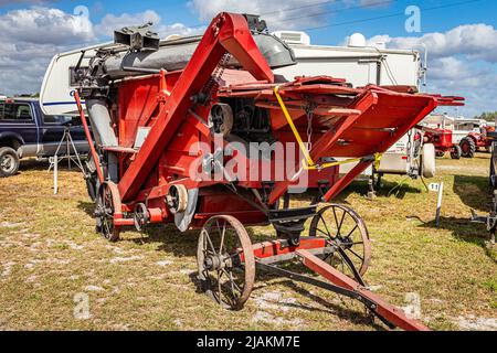 Fort Meade, FL - 23. Februar 2022: Frick Thresher Model 1906 auf der lokalen Traktorenschau Stockfoto