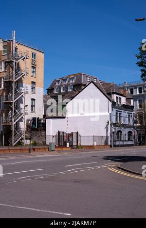 Das ursprüngliche Wandbild in der James Street, ursprünglich in dieser Position, wurde versehentlich in Weiß übermalt. Nun weiter die Straße hinunter. Stockfoto