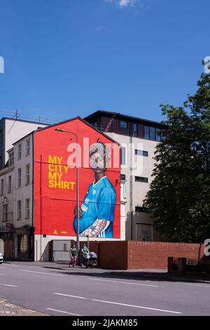 Das ursprüngliche Wandbild in der James Street wurde zufällig weiß übermalt, die Dekorateure dachten nicht: „Sollte ich das wirklich tun?“ Stockfoto