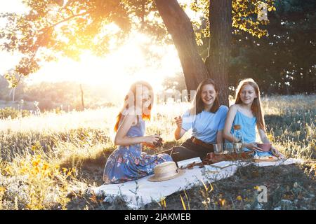 Sommer - Familie auf einem Picknick auf einer Wiese im Wald Stockfoto