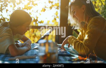 Die Familie ist dabei, Speisen aus der Speisekarte im Restaurant auszuwählen. Stockfoto