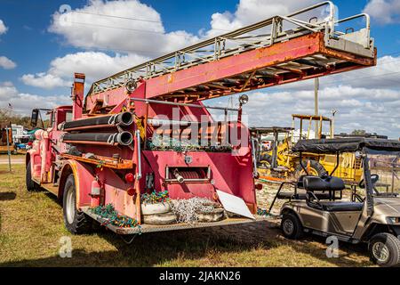 Fort Meade, FL - 23. Februar 2022: 1960 Chevrolet Spartan 80 Fire Truck auf lokaler Traktor-Show. Stockfoto